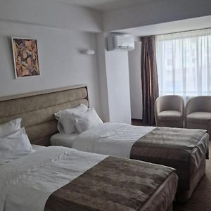 City Hotel & Lounge